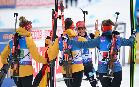 Sophia Schneider (2.v.r.) sicherte den DSV-Frauen WM-Bronze. - Foto: Hendrik Schmidt/dpa