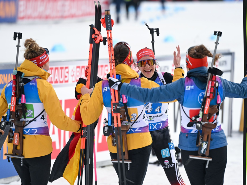 Sophia Schneider (2.v.r.) sicherte den DSV-Frauen WM-Bronze. - Foto: Hendrik Schmidt/dpa