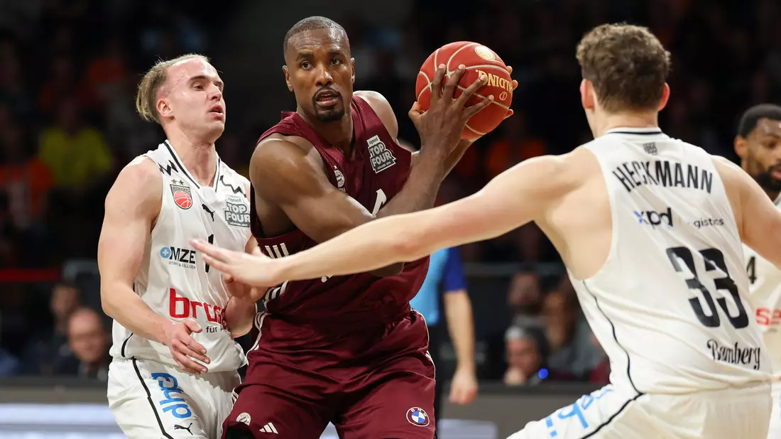 Bayerns bester Werfer beim Erfolg gegen Bamberg: Serge Ibaka (M). - Bild: Daniel Löb/dpa