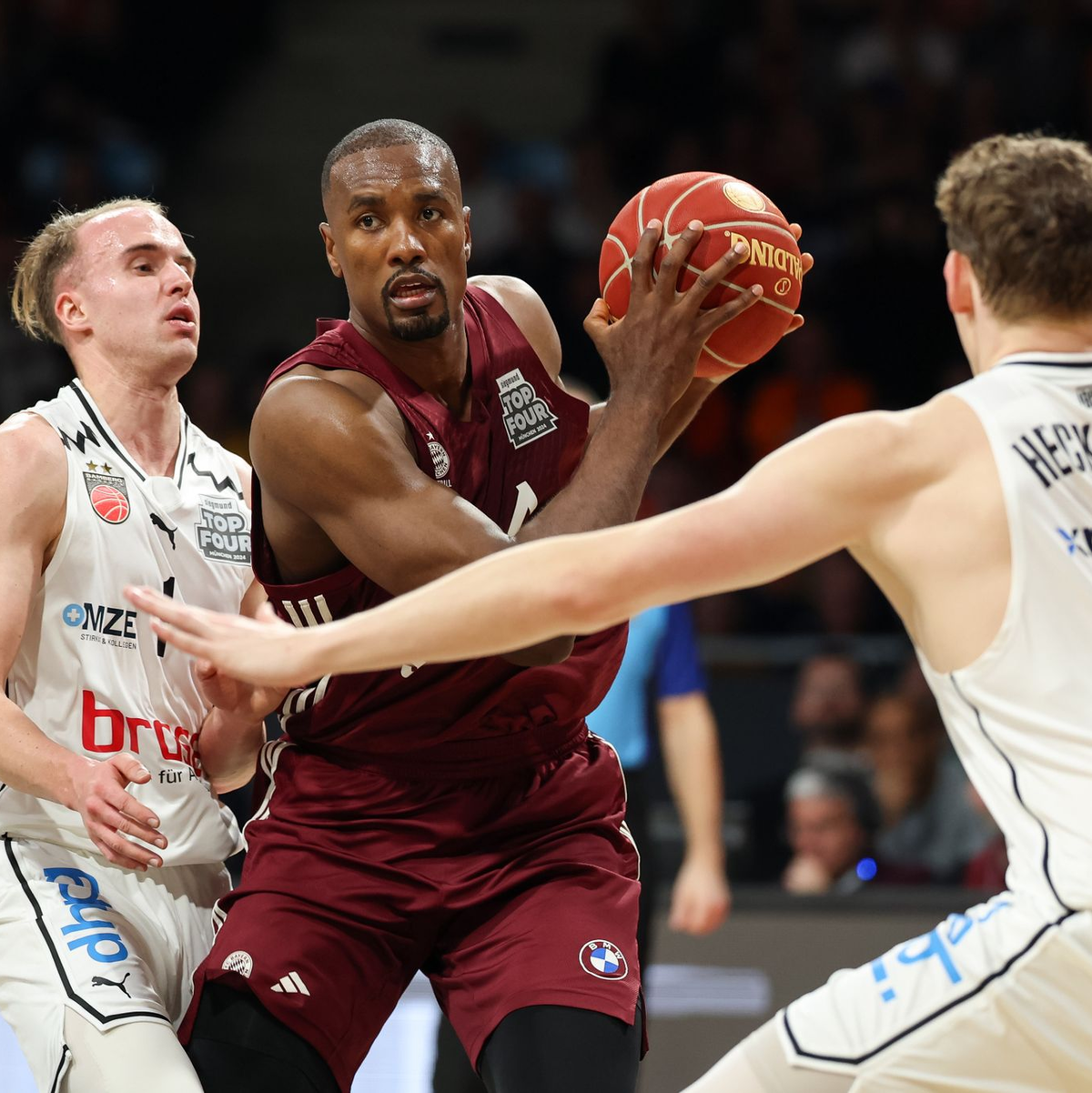 Bayerns bester Werfer beim Erfolg gegen Bamberg: Serge Ibaka (M). - Foto: Daniel Löb/dpa
