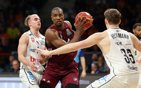 Bayerns bester Werfer beim Erfolg gegen Bamberg: Serge Ibaka (M). - Foto: Daniel Löb/dpa