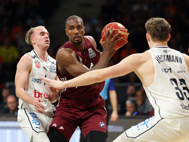 Bayerns bester Werfer beim Erfolg gegen Bamberg: Serge Ibaka (M). - Foto: Daniel Löb/dpa
