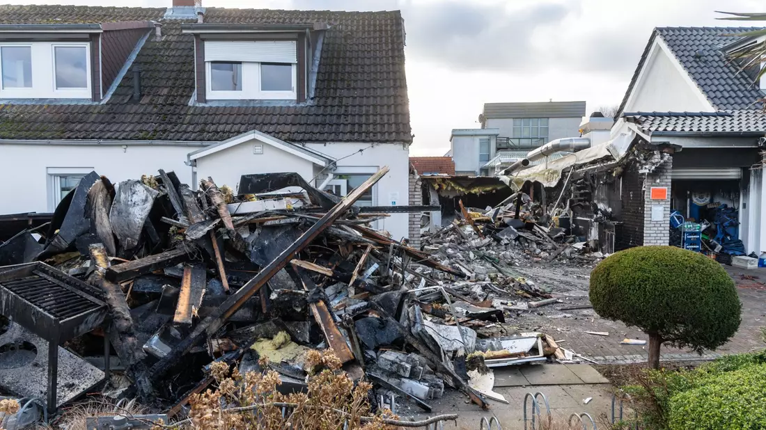 Im Ostseebad Schönberg in Schleswig-Holstein ist eine Fischräucherei abgebrannt. - Bild: Markus Scholz/dpa