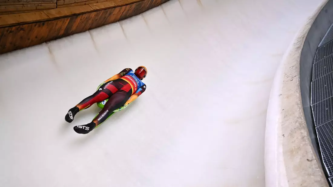 Max Langenhan gewann den Sprint in Oberhof vor seinem Dauerrivalen Jonas Müller aus Österreich. - Bild: Martin Schutt/dpa