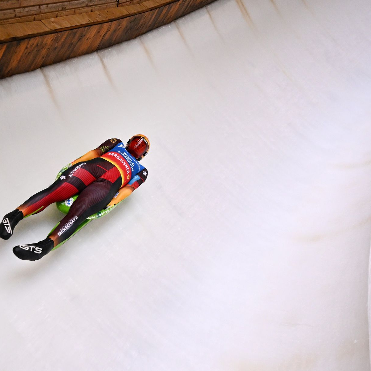 Max Langenhan gewann den Sprint in Oberhof vor seinem Dauerrivalen Jonas Müller aus Österreich. - Foto: Martin Schutt/dpa