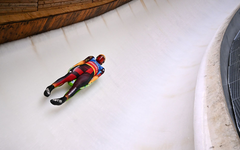 Kam beim Weltcup in Oberhof als Zweiter auf das Podest: Max Langenhan. - Foto: Martin Schutt/dpa