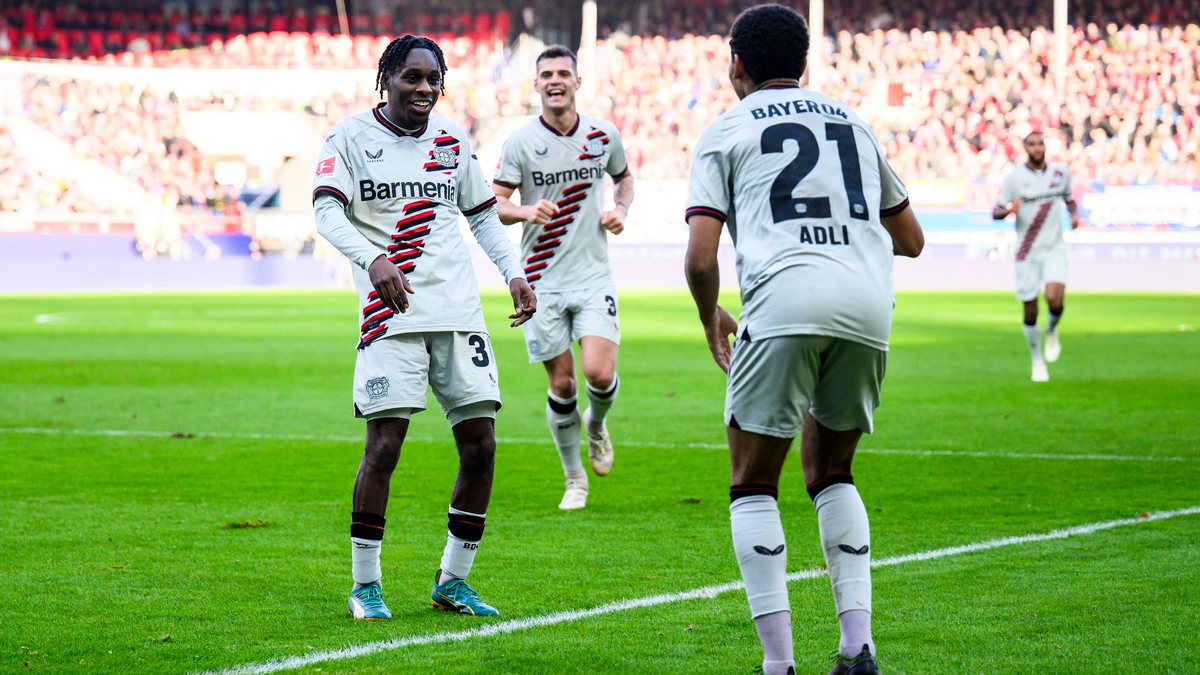 Brachte Leverkusen in Heidenheim in Führung: Jeremie Frimpong (l). - Foto: Tom Weller/dpa