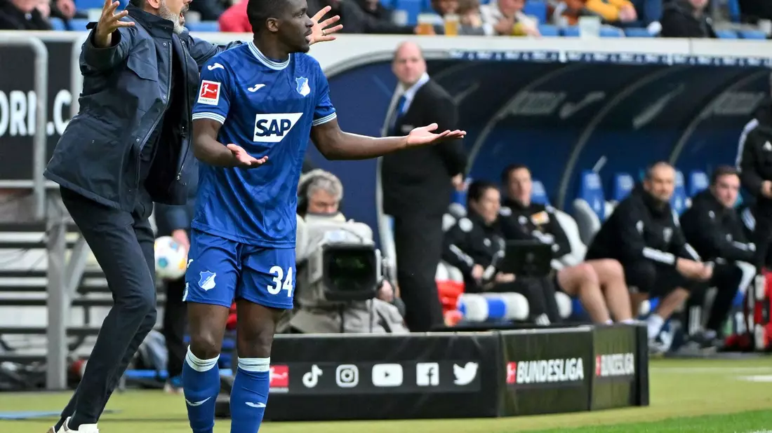 Hoffenheims Trainer Pellegrino Matarazzo (l) und sein Team konnten zuhause erneut nicht gewinnen. - Bild: Jan-Philipp Strobel/dpa