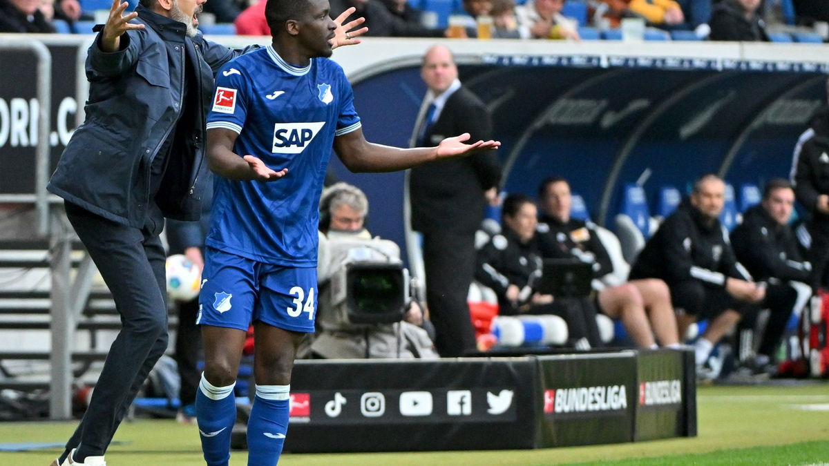 Hoffenheims Trainer Pellegrino Matarazzo (l) und sein Team konnten zuhause erneut nicht gewinnen. - Foto: Jan-Philipp Strobel/dpa