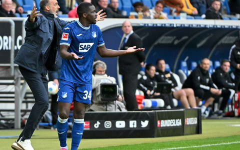 Hoffenheims Trainer Pellegrino Matarazzo (l) und sein Team konnten zuhause erneut nicht gewinnen. - Foto: Jan-Philipp Strobel/dpa