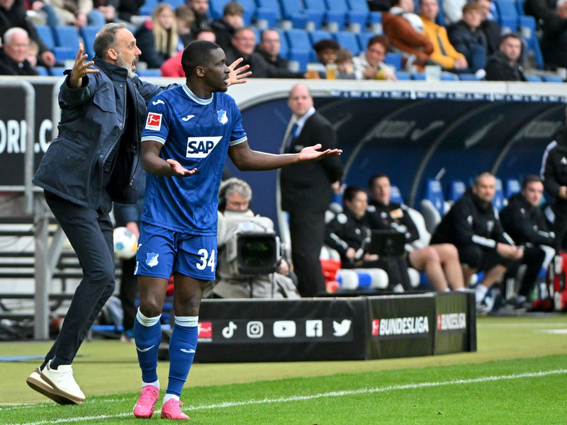 Hoffenheims Trainer Pellegrino Matarazzo (l) und sein Team konnten zuhause erneut nicht gewinnen. - Foto: Jan-Philipp Strobel/dpa