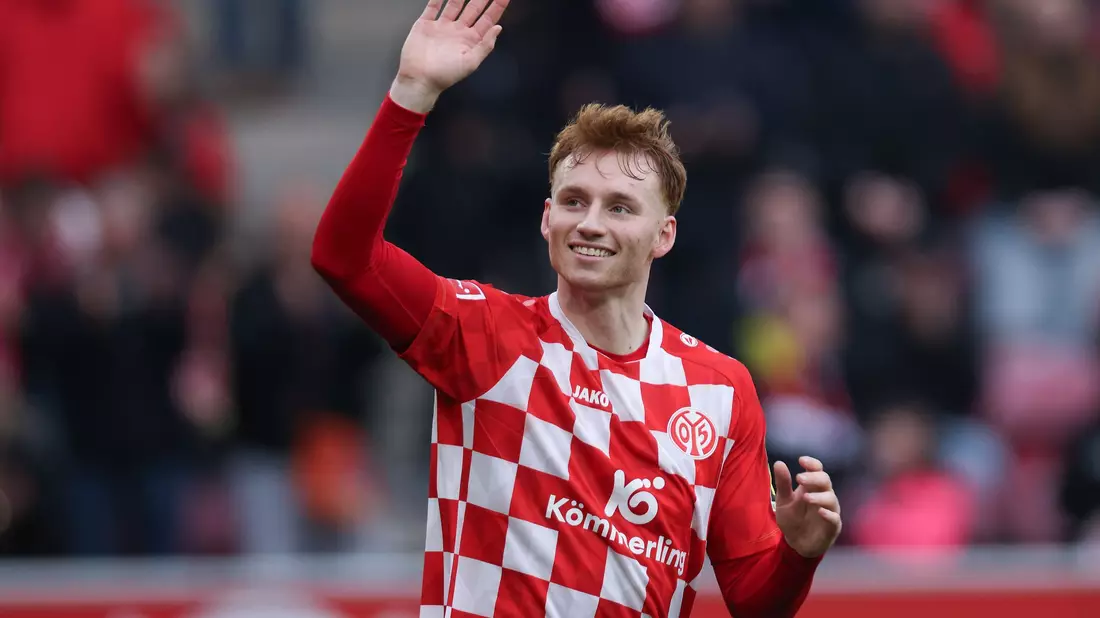 Sepp van den Berg traf zum 1:0 der Mainzer gegen Augsburg. - Bild: Jürgen Kessler/dpa