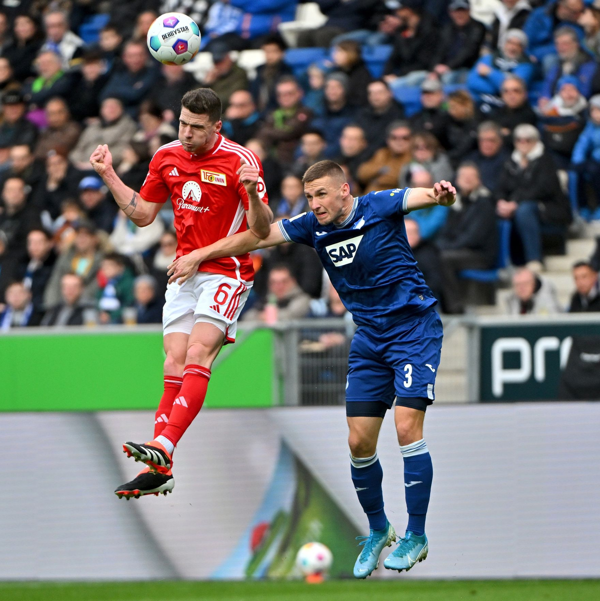Unions Robin Gosens (l) kommt vor Hoffenheims Pavel Kaderábek an den Ball. - Foto: Jan-Philipp Strobel/dpa