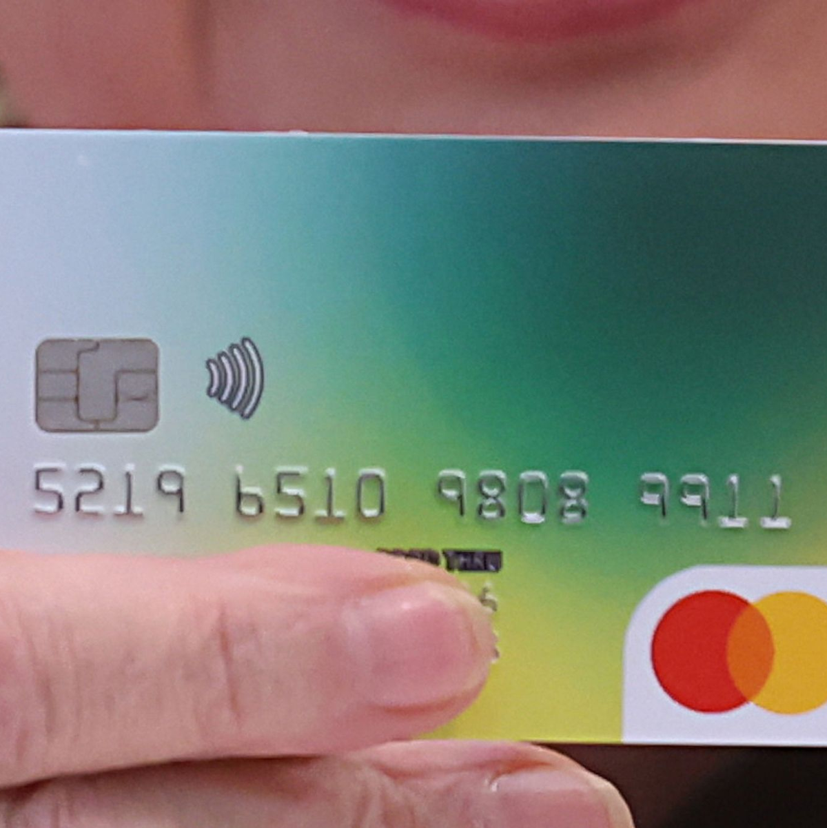 Mit der Bezahlkarte soll verhindert werden, dass Flüchtlinge Geld an Schlepper oder an ihre Familie oder Freunde ins Ausland überweisen. - Foto: Bodo Schackow/dpa