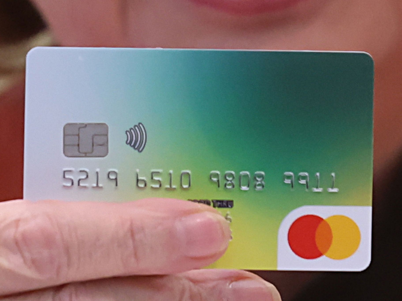 Die Bezahlkarte kommt: Nachdem die Ampel-Koalition ihren Streit beigelegt hat, will heute das Bundeskabinett grünes Licht geben. - Foto: Bodo Schackow/dpa