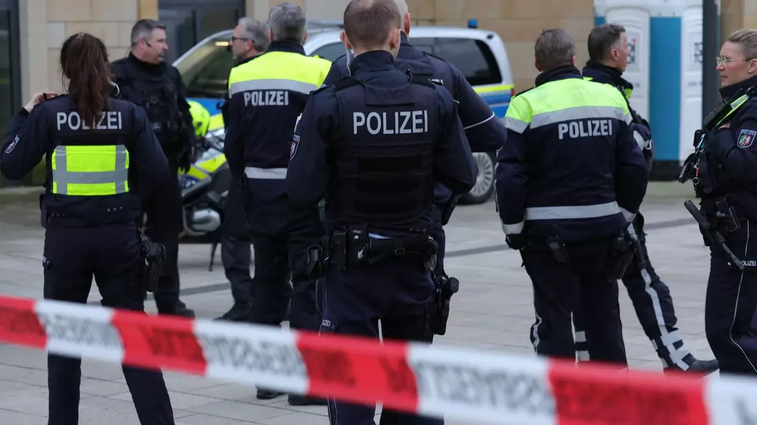 Die Polizei hat im Wuppertaler Hauptbahnhof einen größeren Einsatz gestartet. - Bild: Gianni Gattus/Blaulicht Solingen/dpa