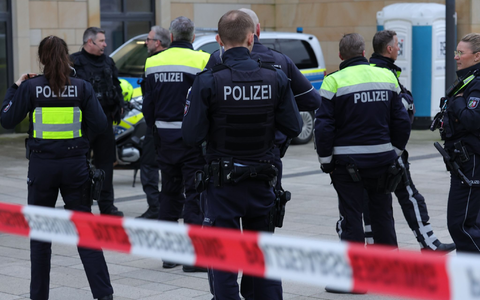 Die Polizei hat im Wuppertaler Hauptbahnhof einen größeren Einsatz gestartet. - Foto: Gianni Gattus/Blaulicht Solingen/dpa
