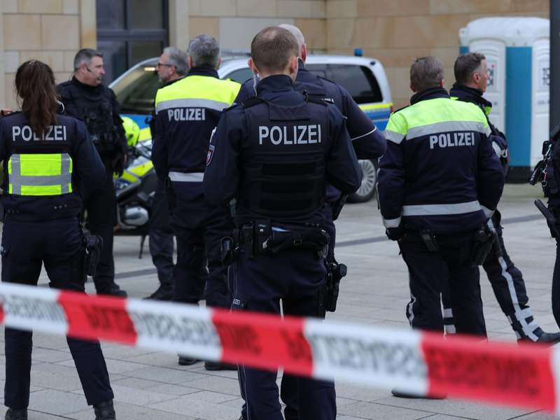 Die Polizei hat im Wuppertaler Hauptbahnhof einen größeren Einsatz gestartet. - Foto: Gianni Gattus/Blaulicht Solingen/dpa