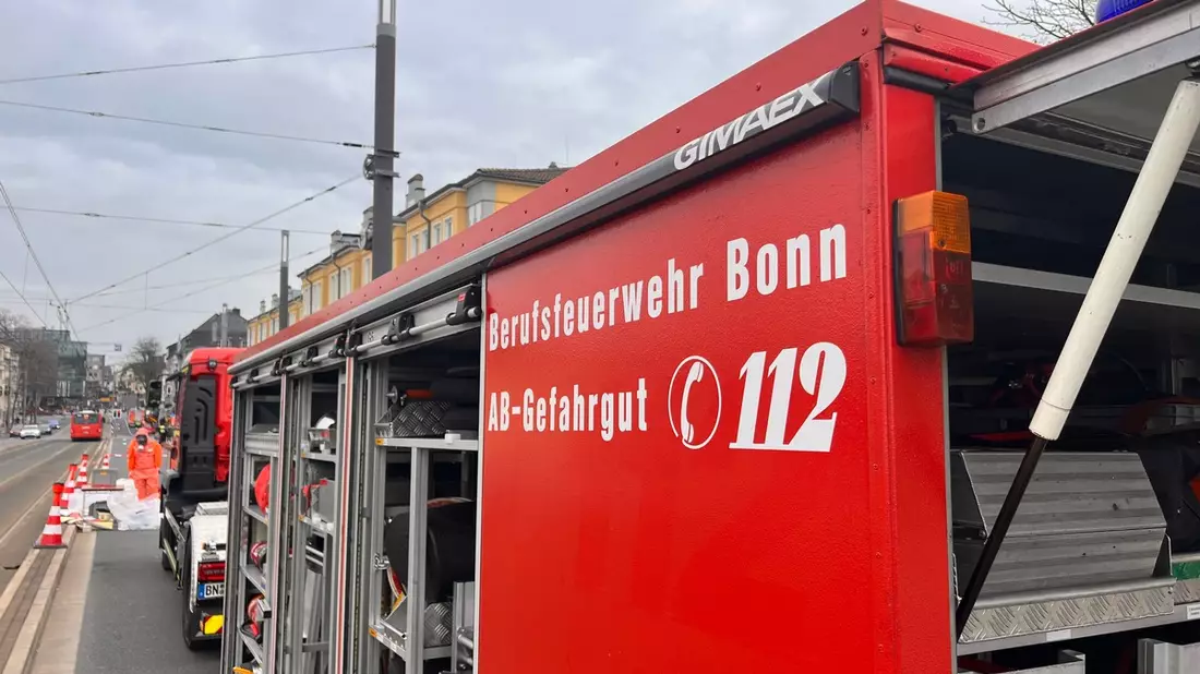 Feuerwehr MTK: Pkw prallt gegen Laternenmast: Fahrerin nach Alleinunfall befreit - Bild: presseportal.de