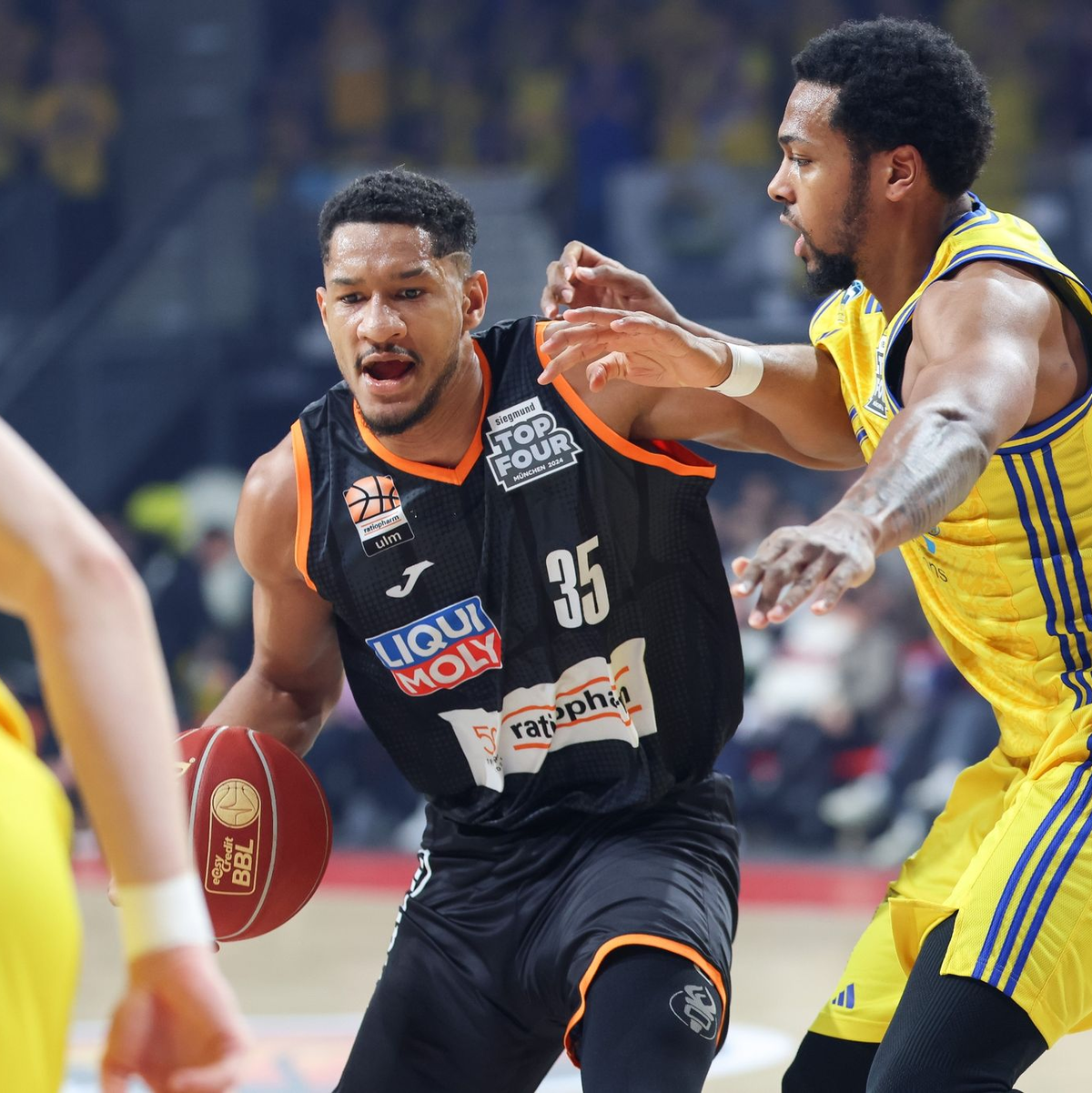 Die Ulmer um Karim Jallow (l) setzten sich gegen Alba durch. - Foto: Daniel Löb/dpa