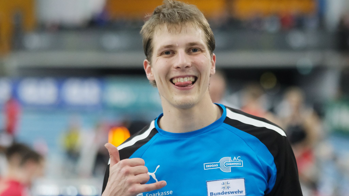 Überbot bei der Hallen-DM die prestigeträchtige Marke von 17 Metern: Dreispringer Max Heß. - Foto: Sebastian Willnow/dpa