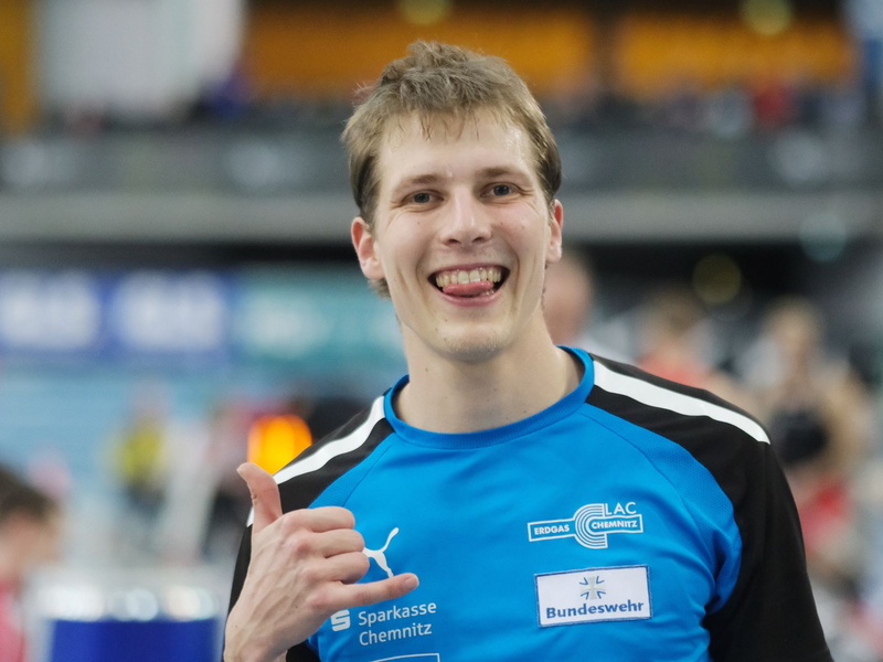 Überbot bei der Hallen-DM die prestigeträchtige Marke von 17 Metern: Dreispringer Max Heß. - Foto: Sebastian Willnow/dpa