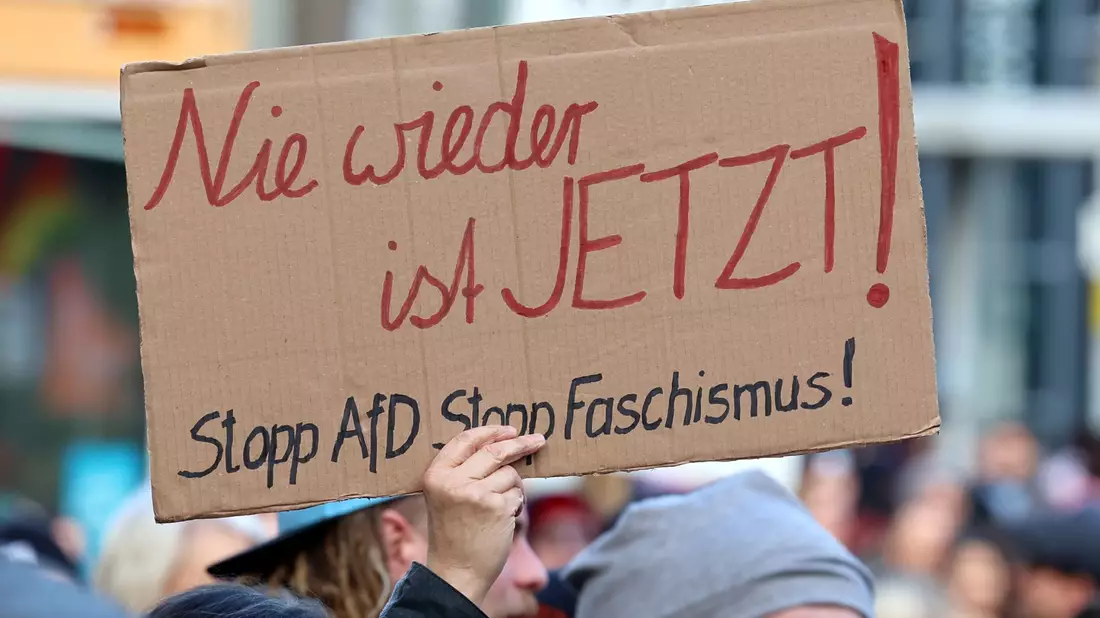 Unter anderem in Magdeburg demonstrierten die Menschen gegen rechts. - Bild: Peter Gercke/dpa-Zentralbild/dpa
