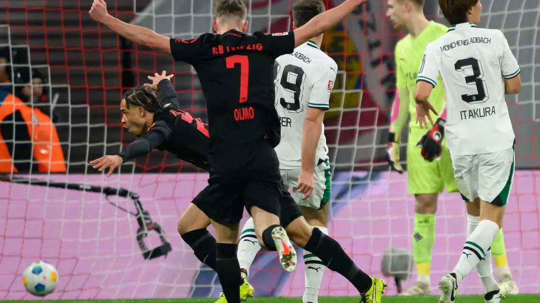 Leipzigs Xavi Simons (l) bejubelt sein Tor zum 1:0. - Bild: Robert Michael/dpa