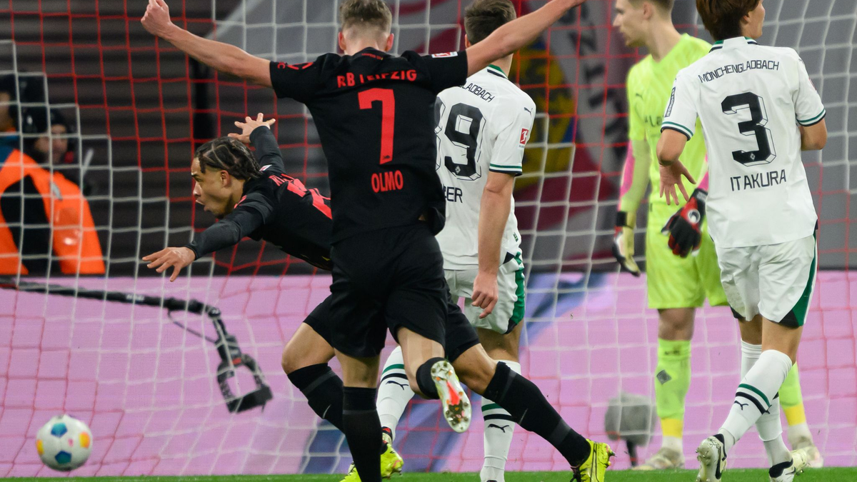 Leipzigs Xavi Simons (l) bejubelt sein Tor zum 1:0. - Foto: Robert Michael/dpa