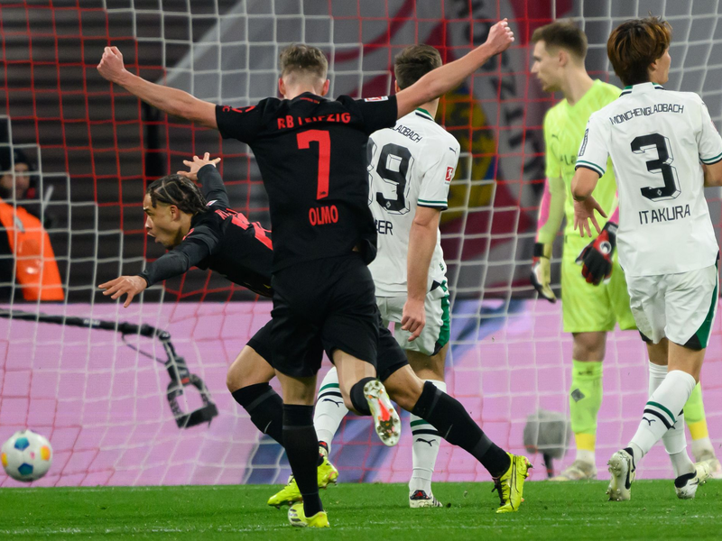 Leipzigs Xavi Simons (l) bejubelt sein Tor zum 1:0. - Foto: Robert Michael/dpa