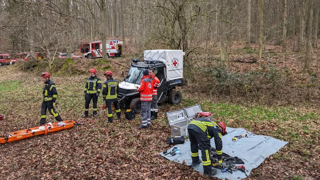 FW Bad Honnef: Rettung einer Person im Wald erfordert größeren Einsatz verschiedener Einsatzkräfte - Bild: presseportal.de