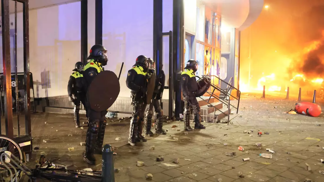 Die Polizei greift in eine Konfrontation zwischen zwei Eritreergruppen ein. - Bild: Wil Looijestijn/ANP/dpa