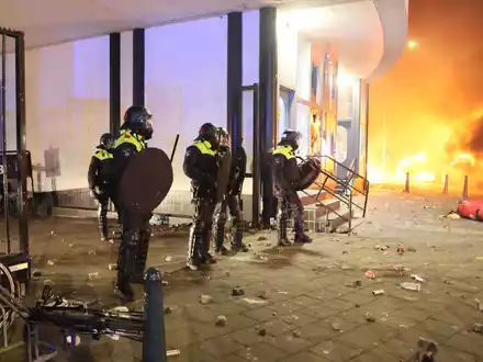 Die Polizei greift in eine Konfrontation zwischen zwei Eritreergruppen ein. - Foto: Wil Looijestijn/ANP/dpa