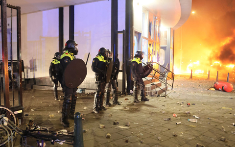 Die Polizei greift in eine Konfrontation zwischen zwei Eritreergruppen ein. - Foto: Wil Looijestijn/ANP/dpa Die Polizei greift in eine Konfrontation zwischen zwei Eritreergruppen ein. - Foto: Wil Looijestijn/ANP/dpa
