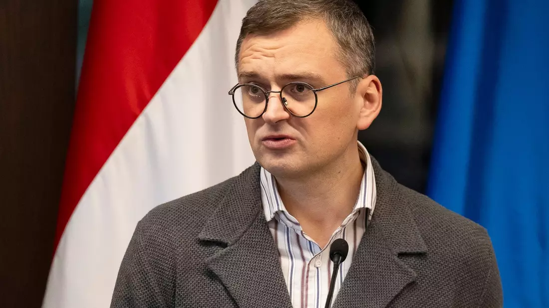 «Die Tatsache, dass Sie kein klares Nein hören, ist schon eine Antwort an sich», sagt der ukrainische Außenminister Dmytro Kuleba. - Bild: Denes Erdos/AP/dpa