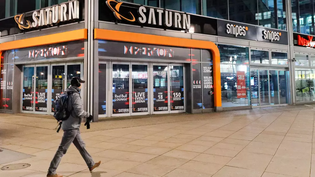MediaMarktSaturn hat in Deutschland gut 400 Märkte mit knapp 20.300 Beschäftigten. - Bild: Carsten Koall/dpa
