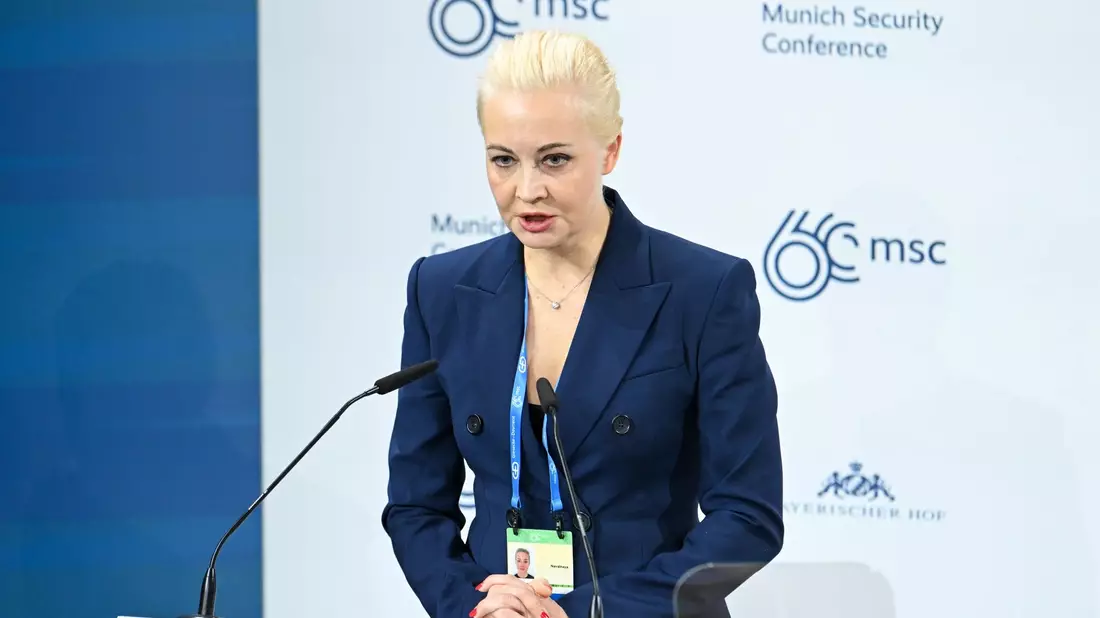 Julia Nawalnaja wird zum Symbol für Stärke und fast unvorstellbare Selbstbeherrschung - und zur Hoffnungsträgerin. - Bild: Tobias Hase/dpa