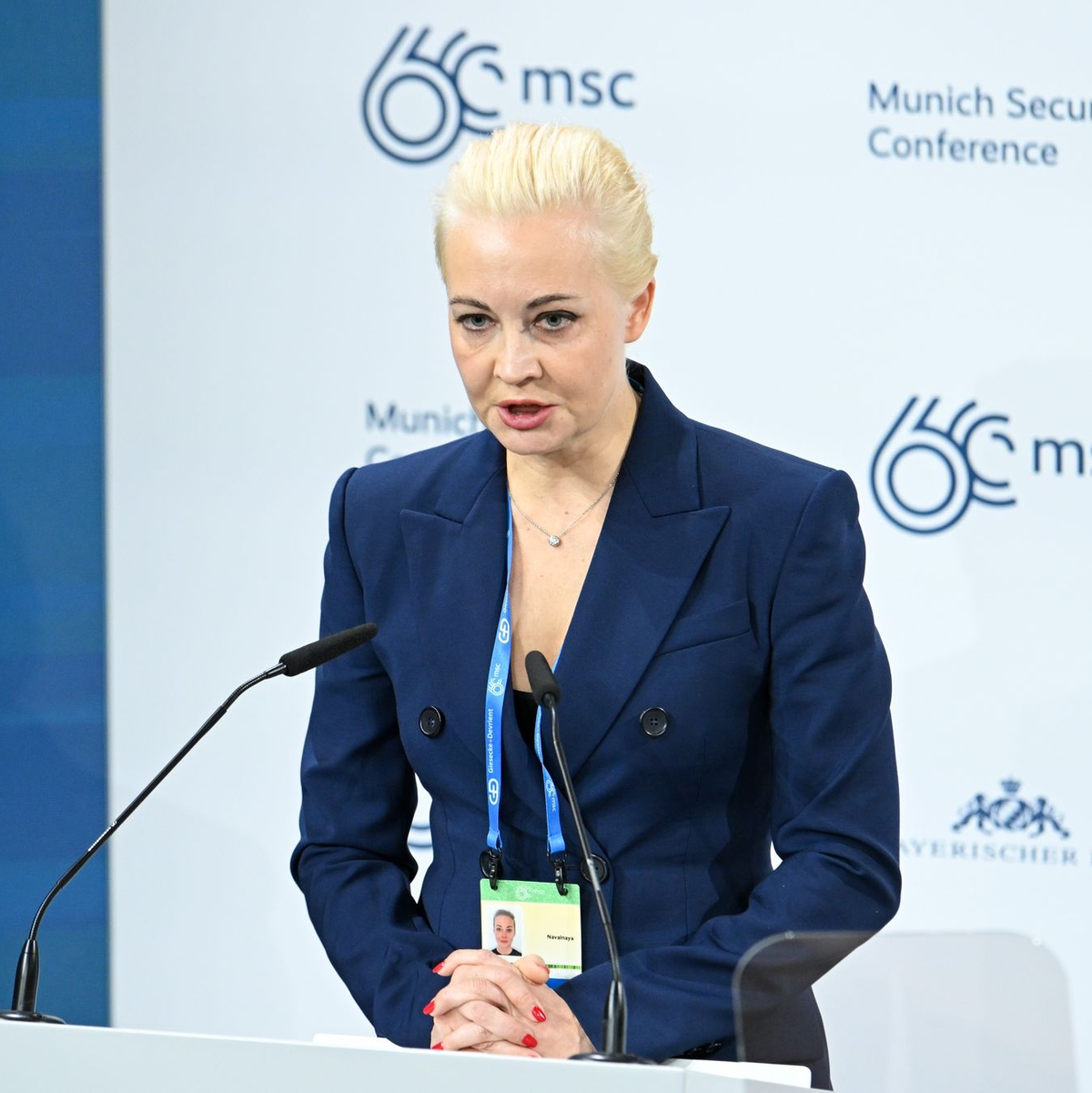 Julia Nawalnaja wird zum Symbol für Stärke und fast unvorstellbare Selbstbeherrschung - und zur Hoffnungsträgerin. - Foto: Tobias Hase/dpa