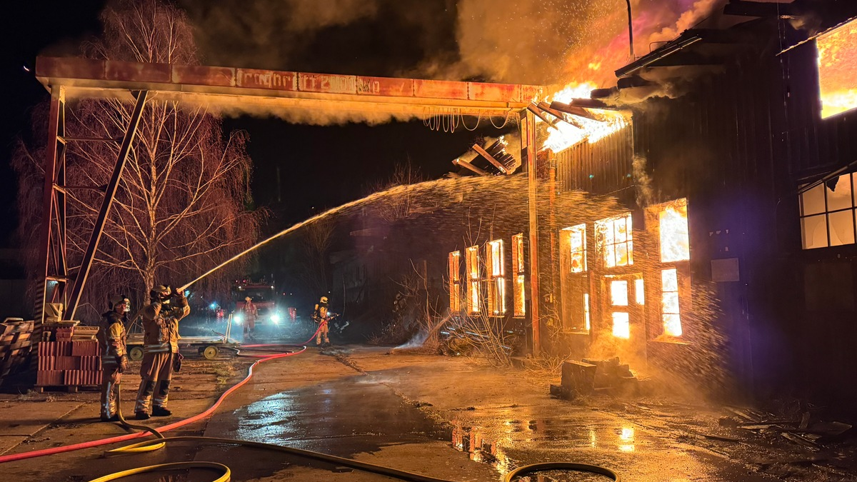 FW Dresden: Großbrand in einer Industriebrache - Foto: presseportal.de