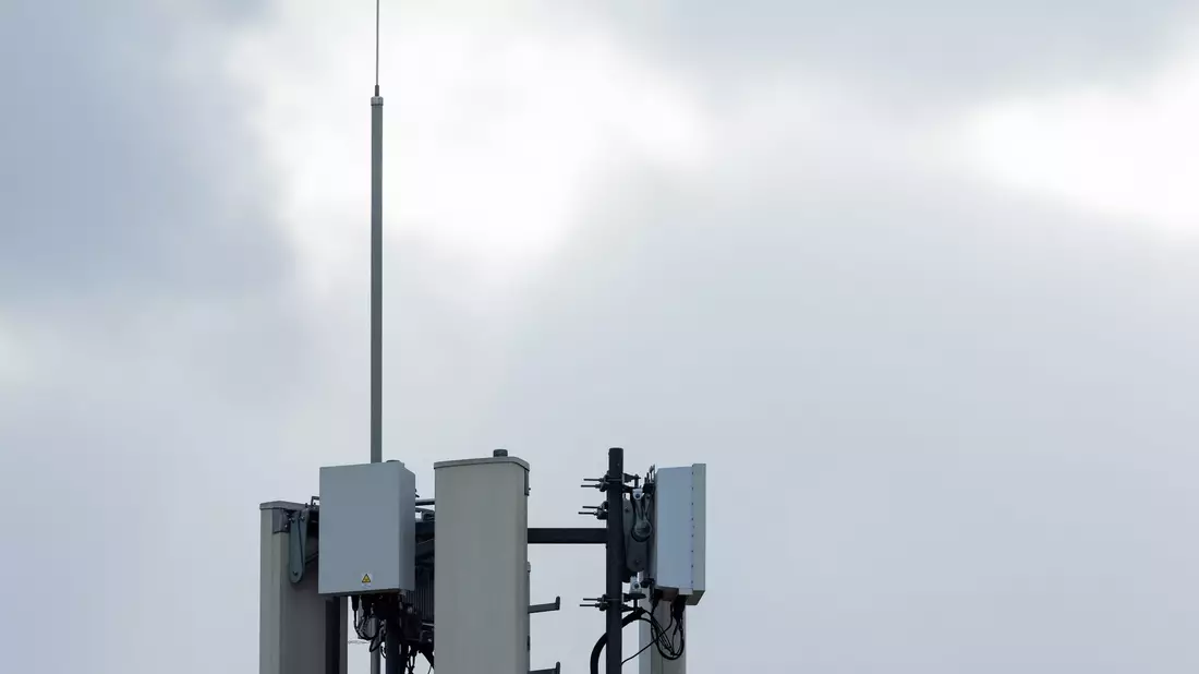 Um sich im Rennen um die Kundengunst durchzusetzen, bieten viele Mobilfunk-Firmen immer mehr Datenvolumen an, ohne ihre Preise zu erhöhen. - Bild: Rolf Vennenbernd/dpa