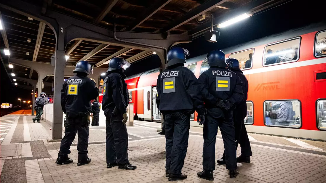 Viele der Fans mussten stundenlang in dem Zug ausharren, bis sie kontrolliert wurden. - Bild: dpa