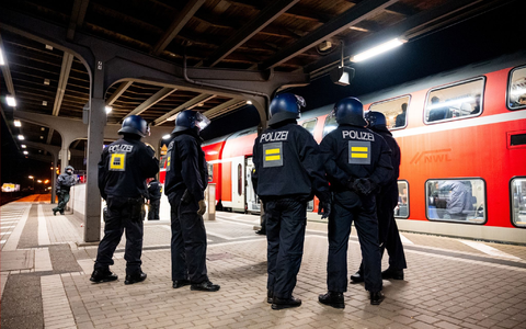 Viele der Fans mussten stundenlang in dem Zug ausharren, bis sie kontrolliert wurden. - Foto: dpa