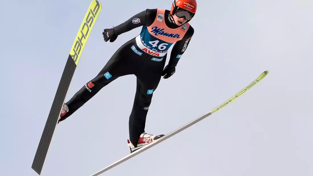 Belegt als bester deutscher Springer in Sapporo den zwölften Platz: Karl Geiger. - Bild: Robert F. Bukaty/AP/dpa