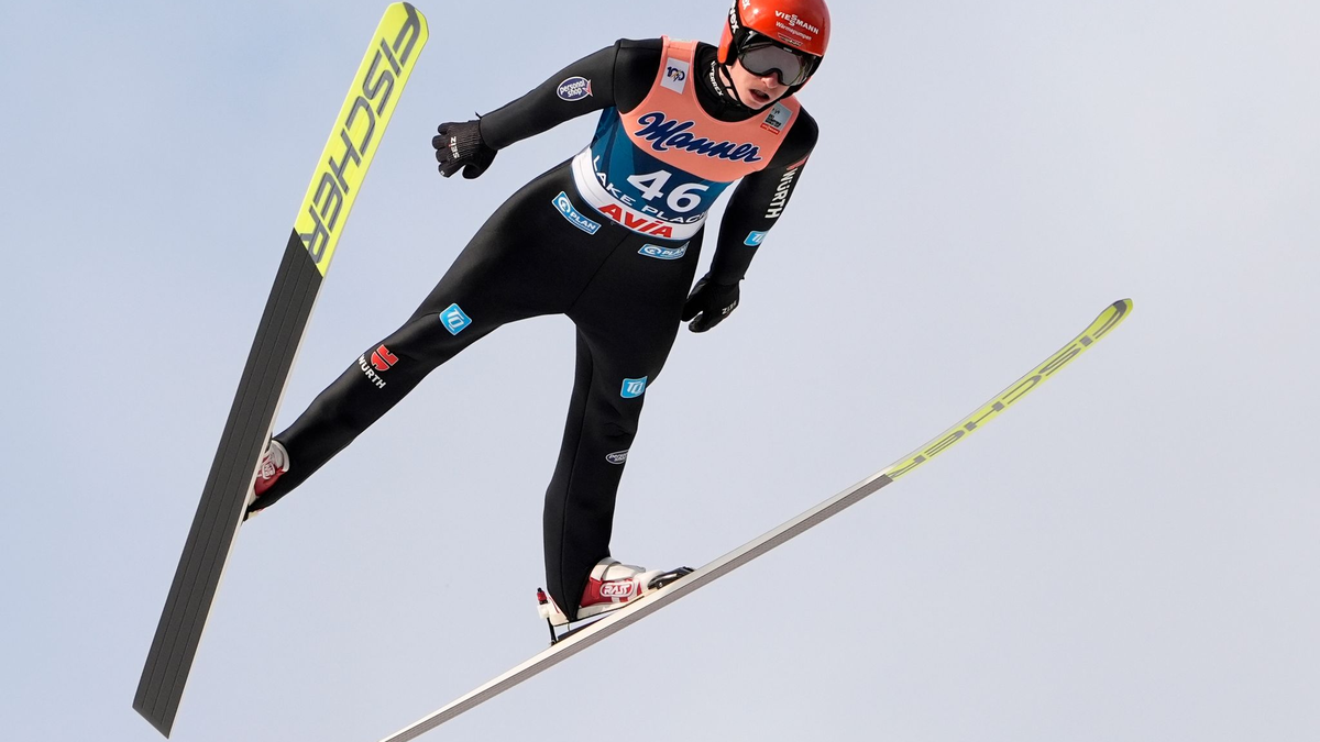 Belegt als bester deutscher Springer in Sapporo den zwölften Platz: Karl Geiger. - Foto: Robert F. Bukaty/AP/dpa