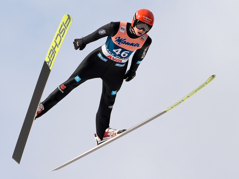 Belegt als bester deutscher Springer in Sapporo den zwölften Platz: Karl Geiger. - Foto: Robert F. Bukaty/AP/dpa