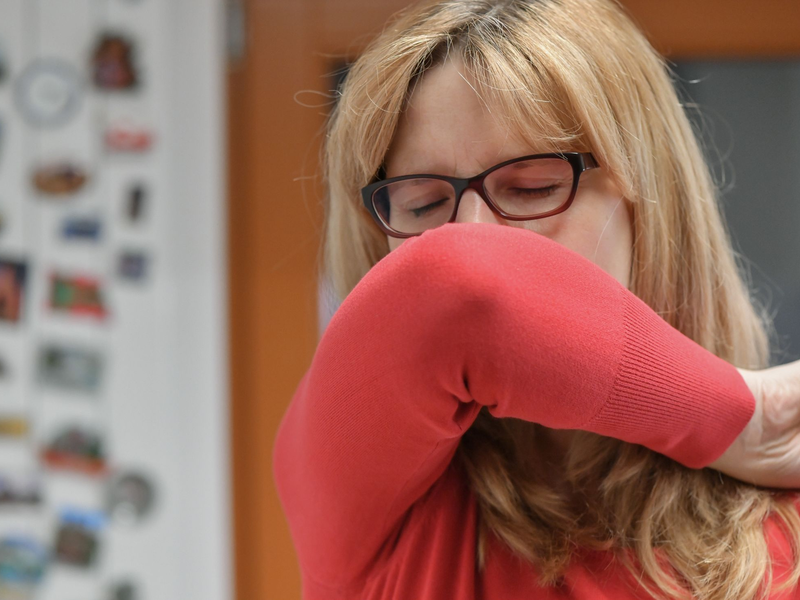 Während und kurz nach einer Infektion übernimmt der Hustenreiz verschiedene wichtige Funktionen für den Heilungsprozess, denn er transportiert den Bronchialschleim aus der Lunge. - Foto: Patrick Pleul/dpa-Zentralbild/dpa