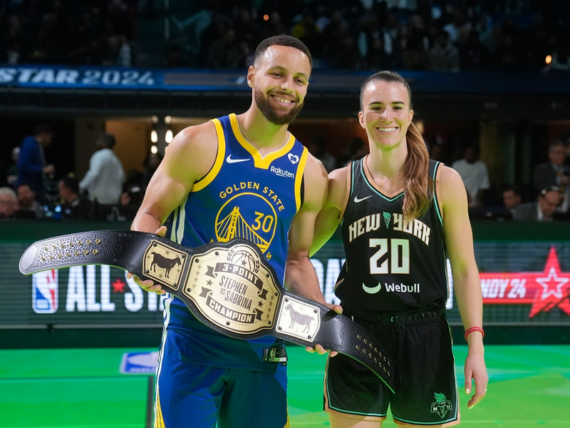 Stephen Curry von Golden State Warriors und Sabrina Ionescu von den New York Liberty posieren für Fotos. - Foto: Darron Cummings/AP