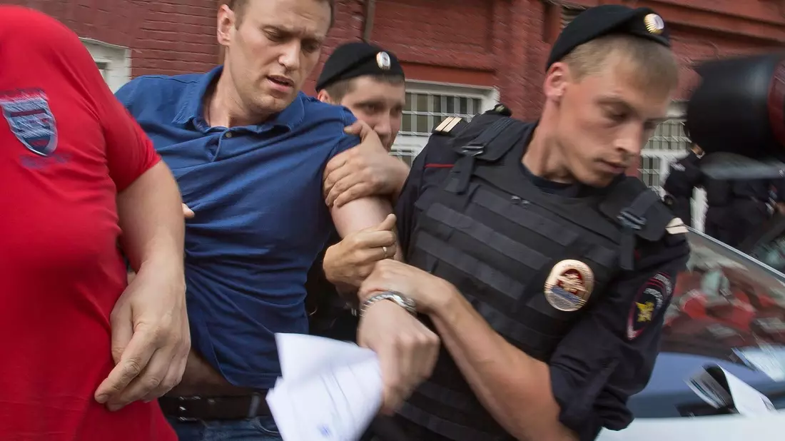 Polizeibeamte halten den russischen Oppositionsführer Alexej Nawalny (l.) im Juli 2013 fest. - Bild: Alexander Zemlianichenko/AP