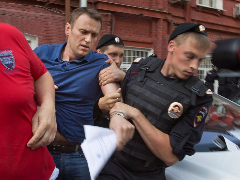 Polizeibeamte halten den russischen Oppositionsführer Alexej Nawalny (l.) im Juli 2013 fest. - Foto: Alexander Zemlianichenko/AP