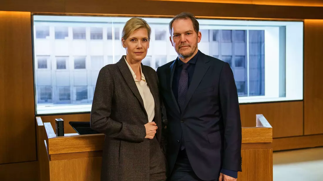Im neuen Gerichts-Drama von Ferdinand von Schirach spielen Ina Weisse und Godehard Giese ein ehemaliges Paar, das sich vor Gericht gegenübersteht. - Bild: Julia Terjung/ZDF/dpa